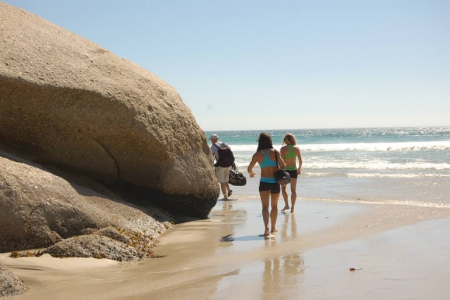 chicos caminando por la orilla del mar.jpg